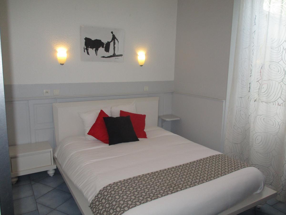 Hotel La Tour Des Fees Quissac  エクステリア 写真